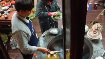 娱乐吃瓜酱姐姐摆摊,娱乐吃瓜酱姐姐的街头摆摊传奇